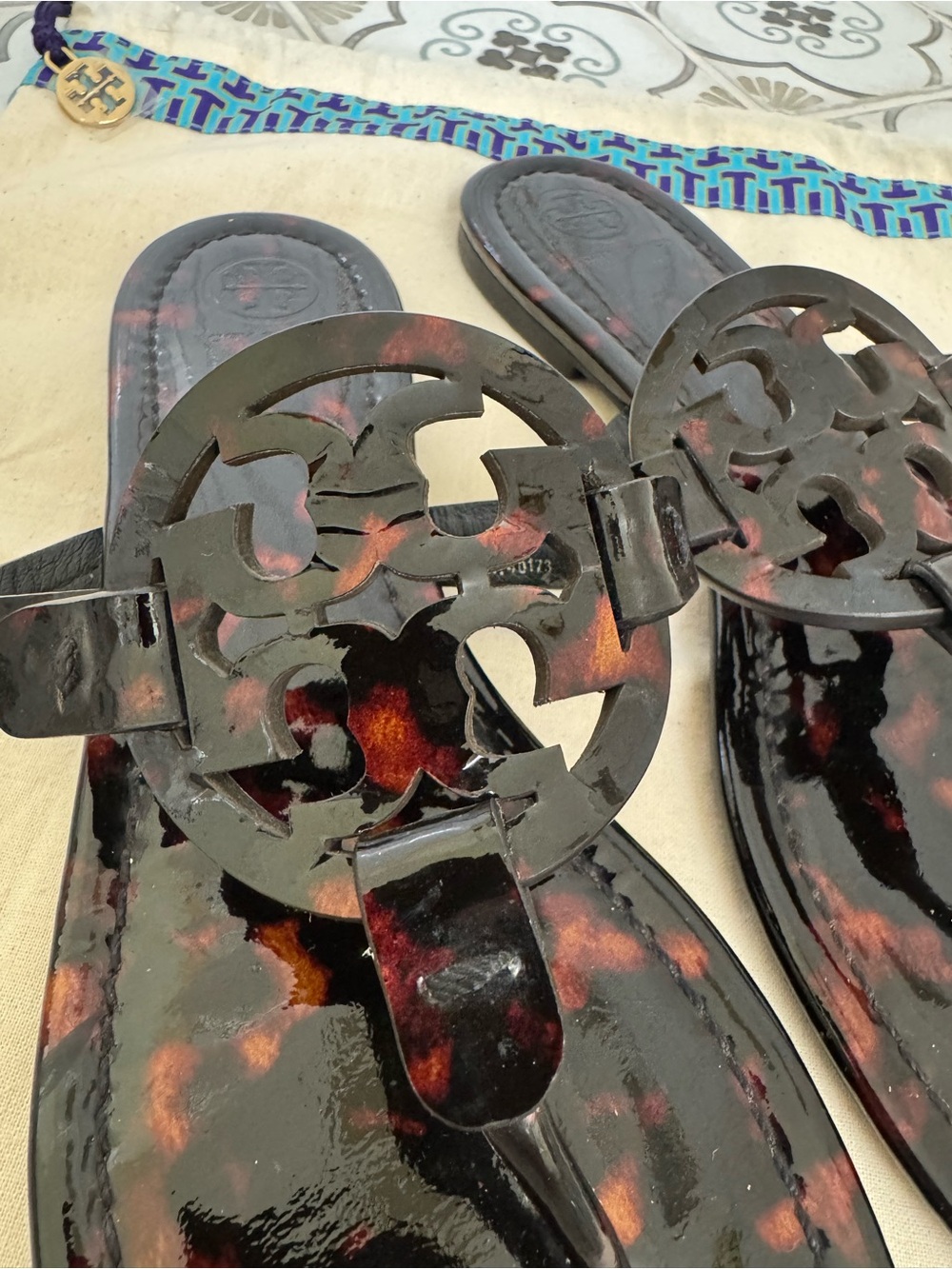 Tory Burch Tortoiseshell Patent Logo Thong Sandals - Picture 2 of 4
